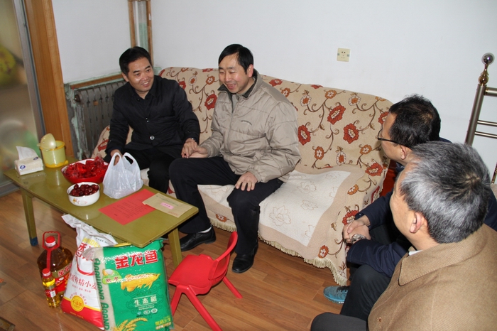 2017-1-24領(lǐng)導(dǎo)慰問貧困戶 023.jpg