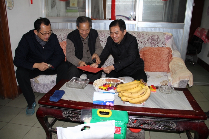 2017-1-24領(lǐng)導(dǎo)慰問貧困戶 040.jpg